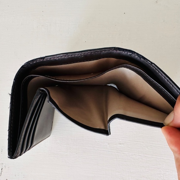 Tumi Crafted from leather, this refined and durable tri-fold wallet offers super - Picture 12 of 13